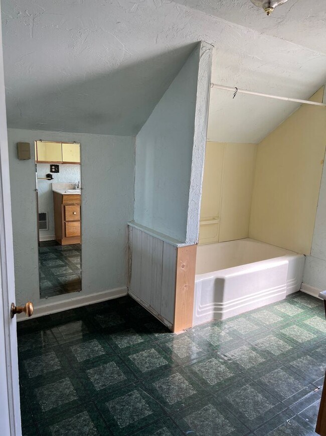 Building Photo - Charming 5 Bed, 2 bath home in the heart of Rexburg with detached 3 CAR GARAGE!!!!