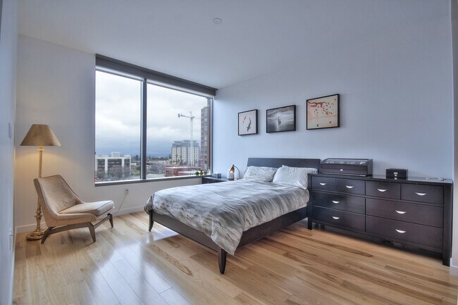 Building Photo - Gorgeous, Large 2 Bedroom Condo with Spect...