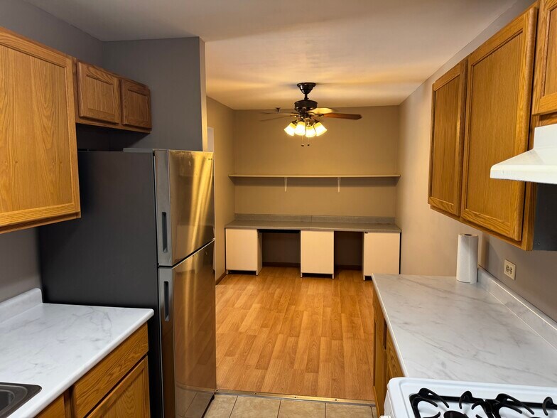 Kitchen faces to dining area - 21W581 North Ave