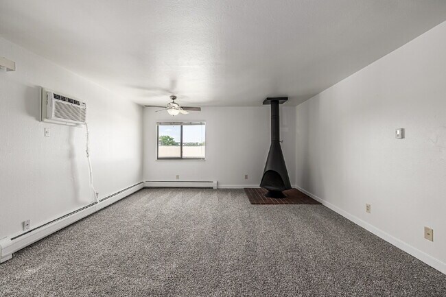 Building Photo - Freshly updated Two bed one bath for rent