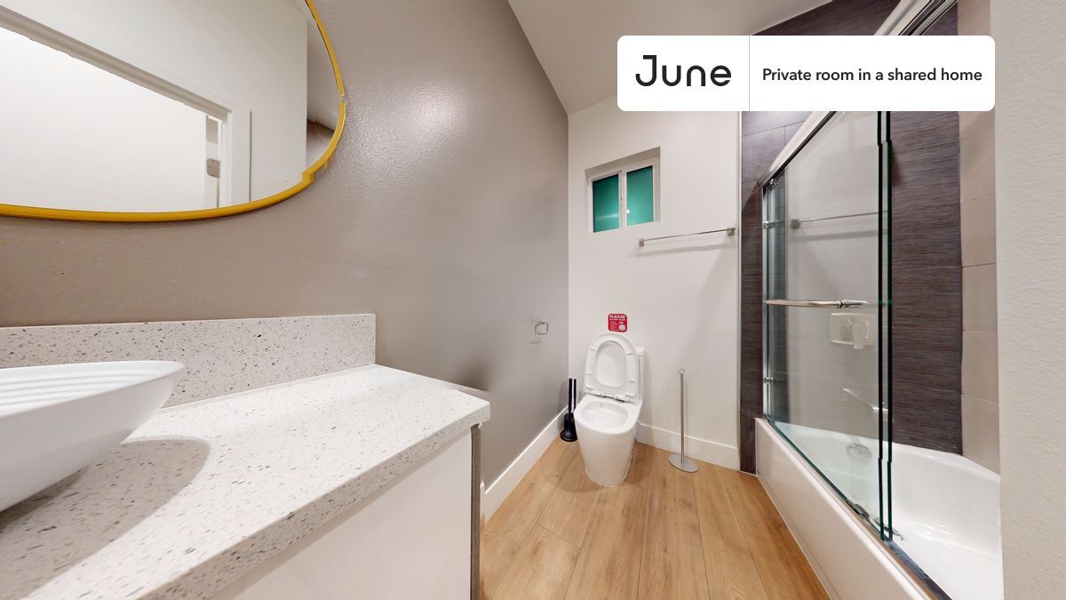Building Photo - Private bedroom in 4 bed/4 bath Home