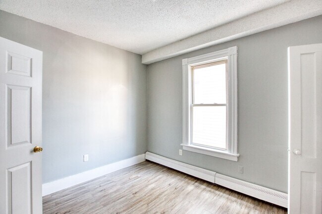 Building Photo - OVERSIZED 3 bedroom 1 bathroom Apartment