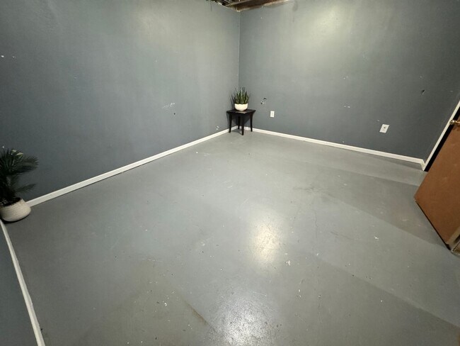 Building Photo - 215 Greenbush Dr