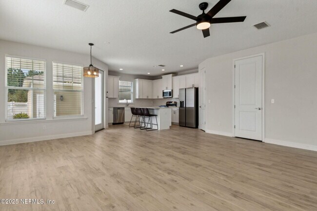 Building Photo - 205 Daydream Ave