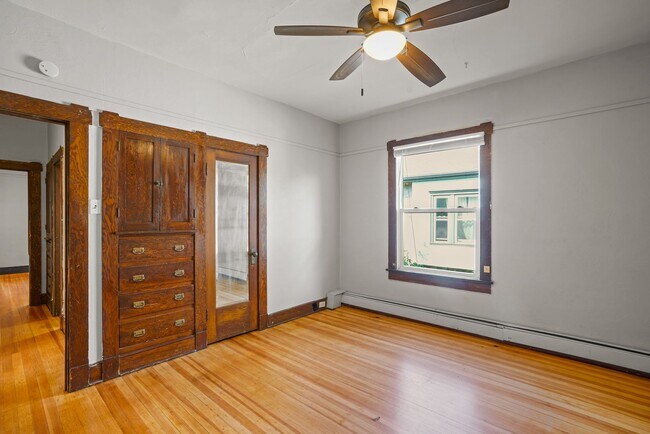 Building Photo - 975 University Ave