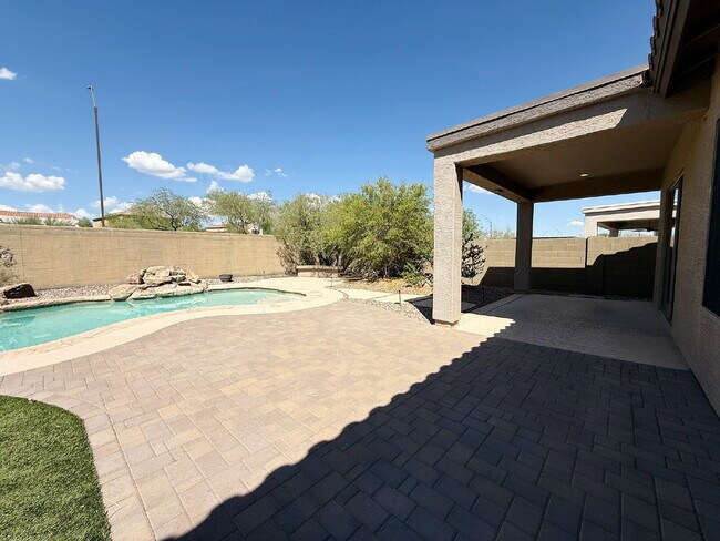 Building Photo - "Spacious 3-Bedroom/2 Full Bath Home with ...