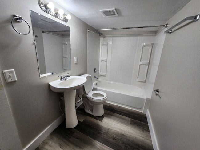 Building Photo - Spacious 1-Bedroom, 1-Bathroom Home AVAILABLE NOW!!