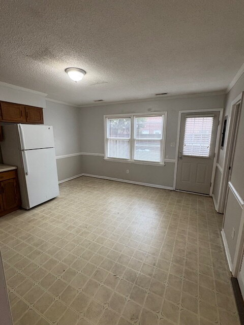 Building Photo - "Charming 3-Bedroom Townhouse with 2.5 Bat...