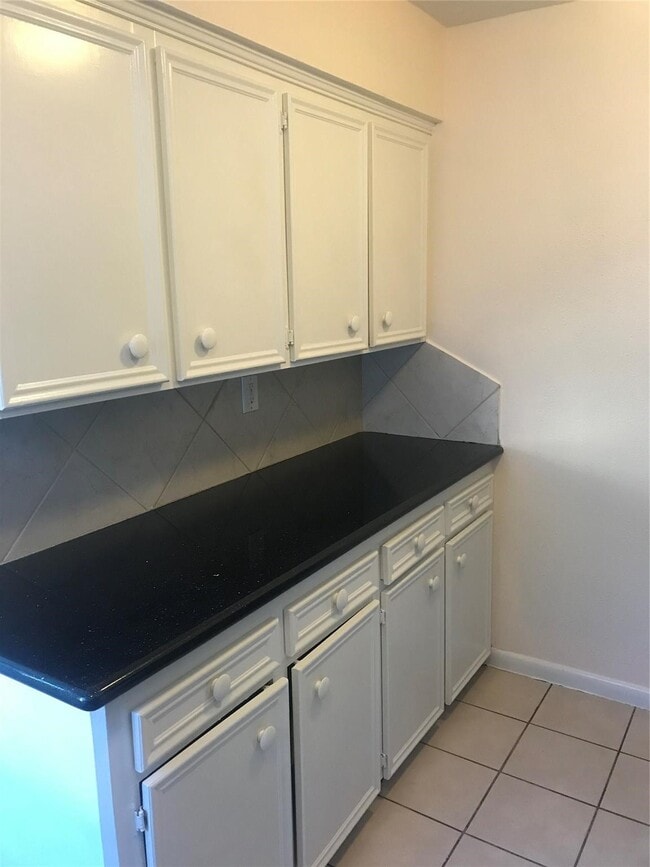 Building Photo - 8646 Maplecrest Dr