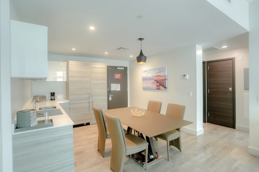 Building Photo - 209 N Ocean Dr