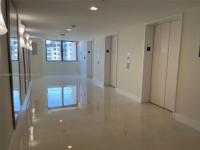 Building Photo - 540 Brickell Key Dr