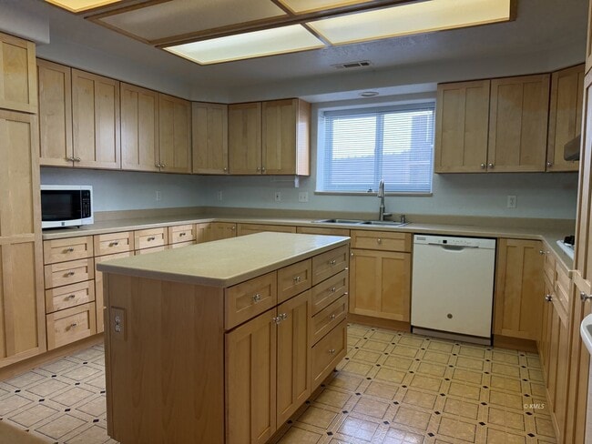 Building Photo - 1220 Monument Rd