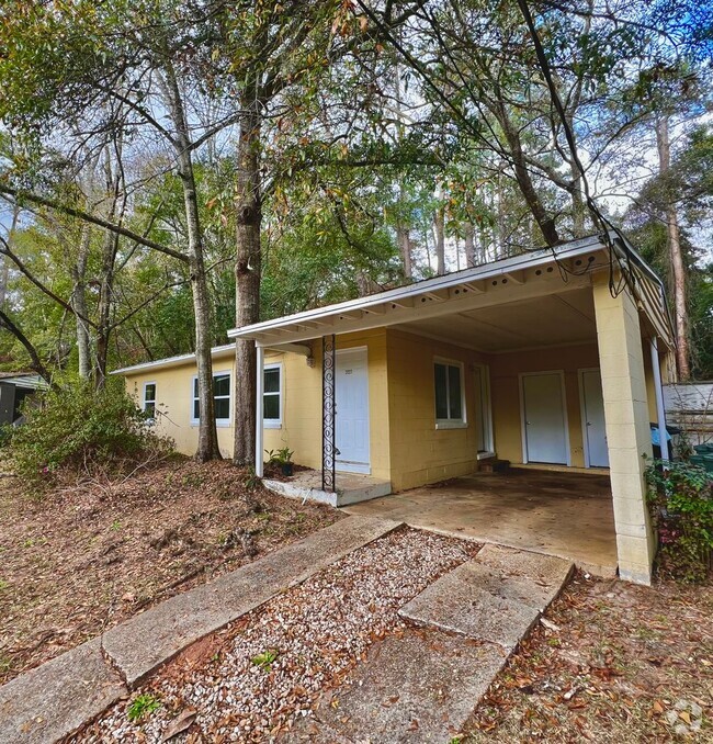 Building Photo - Beautiful  and Remodeled 3 Bedroom 1 Bathr...