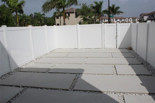 Building Photo - West 113th Street, Hialeah, FL 33018 - 3 BR 2.5 BA townhouse