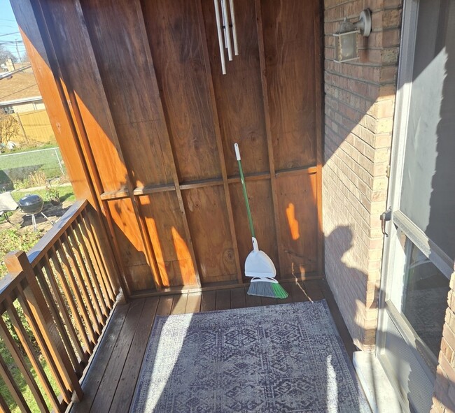 Building Photo - 5850 N Mulligan Ave