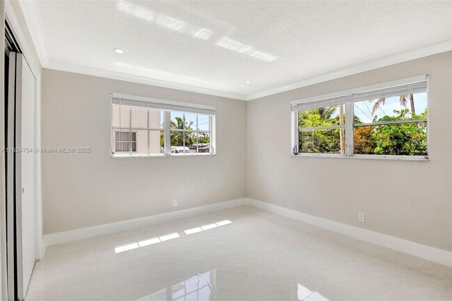 Building Photo - 5450 Hollywood Blvd
