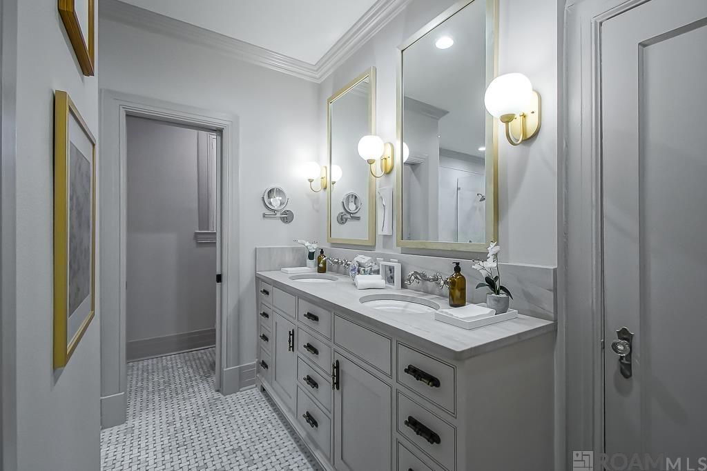 Building Photo - 2221 Olive St