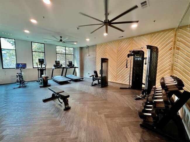 Building Photo - 2500 Longview St