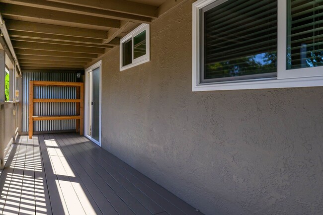 Building Photo - Benicia! Large two bedroom, one bath avail...