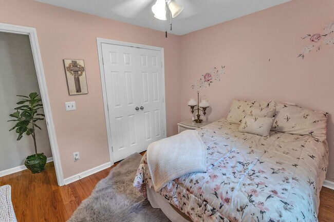 Building Photo - 3 bedroom furnished rental in Goose Creek - Fenced yard and great location