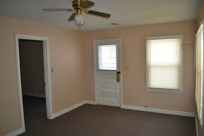 Building Photo - Garfield/6th Duplex