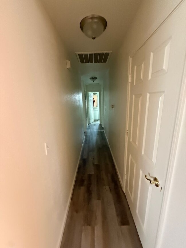 Building Photo - Charming 3 bedroom 2 bathroom home located in Corcoran