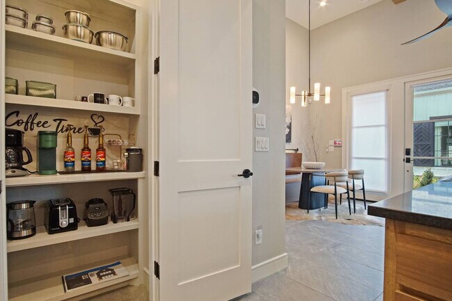 Building Photo - 225 W 1st St