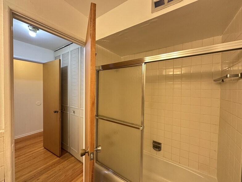 Building Photo - 665 W Wrightwood Ave