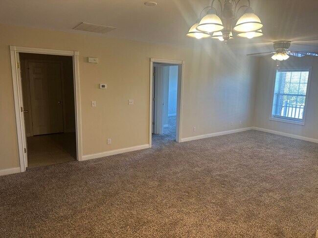 Building Photo - 6 Hudson Hollow Road