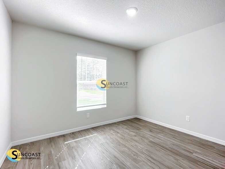 Building Photo - 8 Wellwood Ln