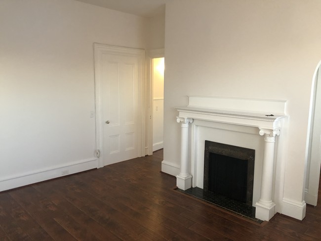 Building Photo - HUGE NEWLY RENOVATED 1BR IN HISTORIC HOME ...