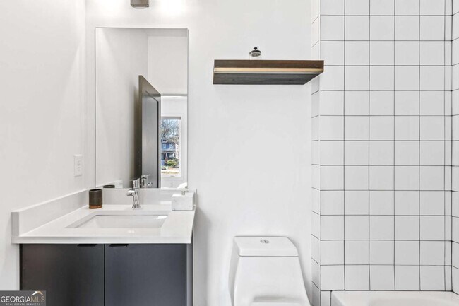 Building Photo - 2424 Memorial Dr SE