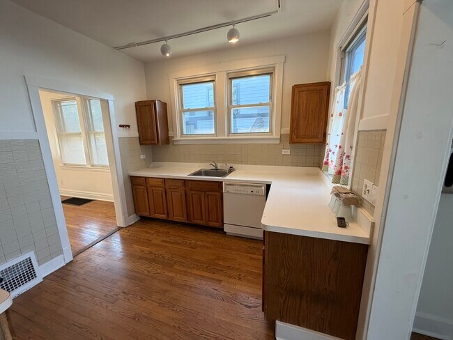 Building Photo - 472 N Larch Ave