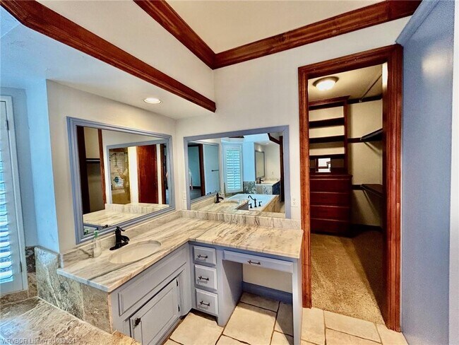Building Photo - 1808 Oak Forest Dr