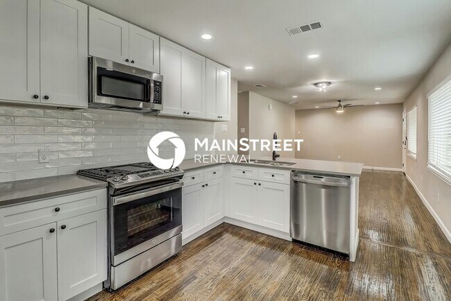 Building Photo - 3 Bedroom Pet-Friendly Home in DALLAS, TX with Main Street Renewal