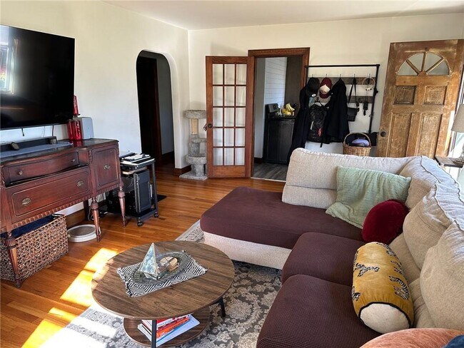 Building Photo - 749 W Main Rd