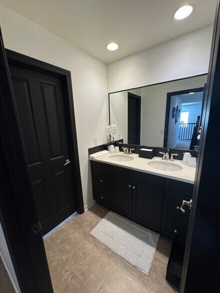 Full private bathroom - 2727 Goldenrain St