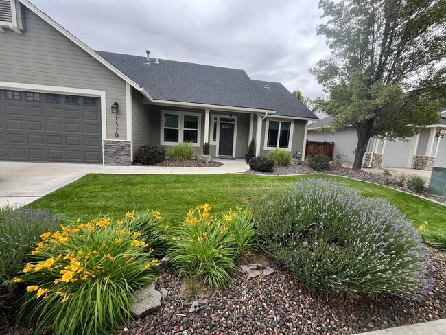 Building Photo - Well-maintained 3-bedroom, 2-bath home