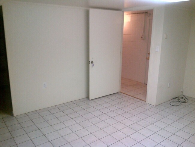 Building Photo - 4 BED/2 BA Home close to Assembly Hall!