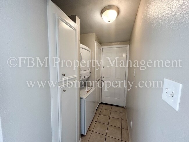 Building Photo - 105 E Margurite Ln