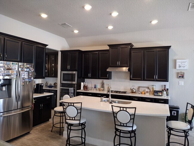 Building Photo - Beautiful 4 bedroom with a pool!!!