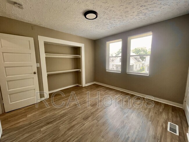 Building Photo - 3835 N Kenwood Ave
