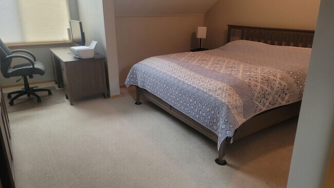 Building Photo - Spacious Townhome with Amazing Views