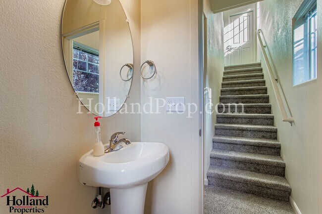 Building Photo - Lovely 3-Level Townhouse in great Hillsbor...