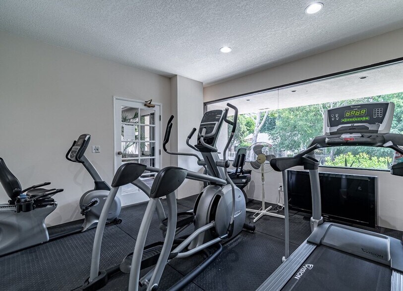 Building Photo - 723 Westmount Dr