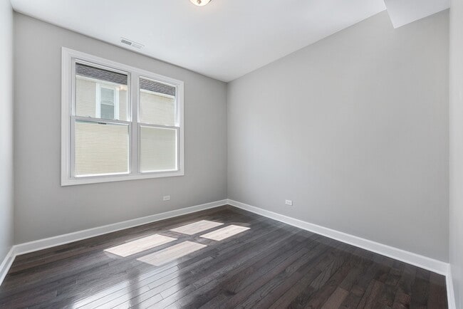 Building Photo - 1733 N Artesian Ave
