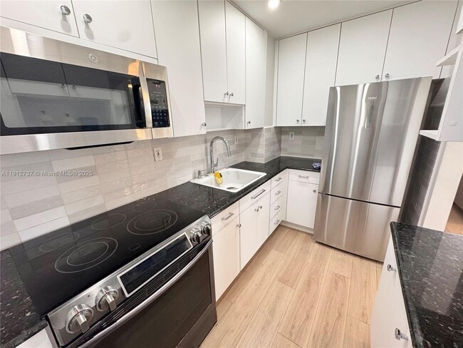 Building Photo - 2899 Collins Ave