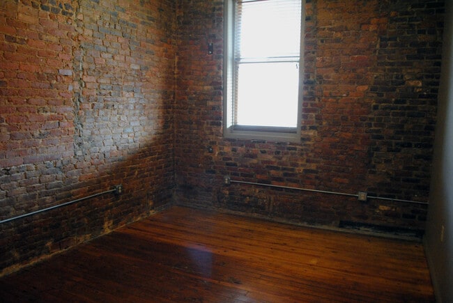 Building Photo - 829 S Railroad Ave