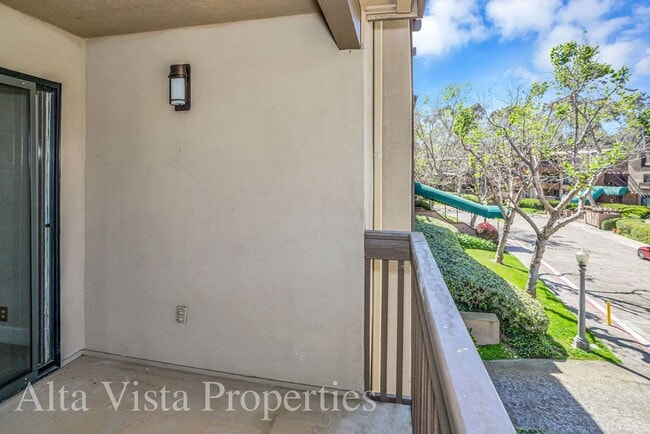 Building Photo - Villa La Jolla Dr 8840-204