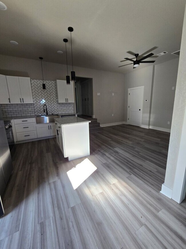 Building Photo - 3 Bed 2 Bath Apartment